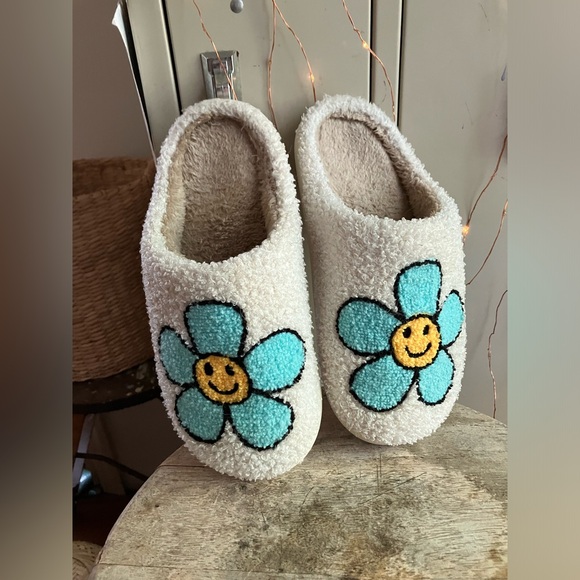 Katydid Mint Daisy Happy Face Slippers - Picture 4 of 9